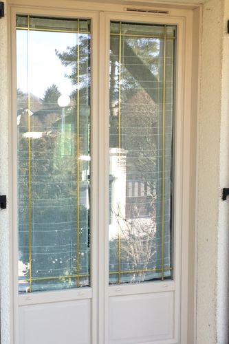 CHOTTIN-porte-fenetre-PVC-beige-croissillons-laiton-37